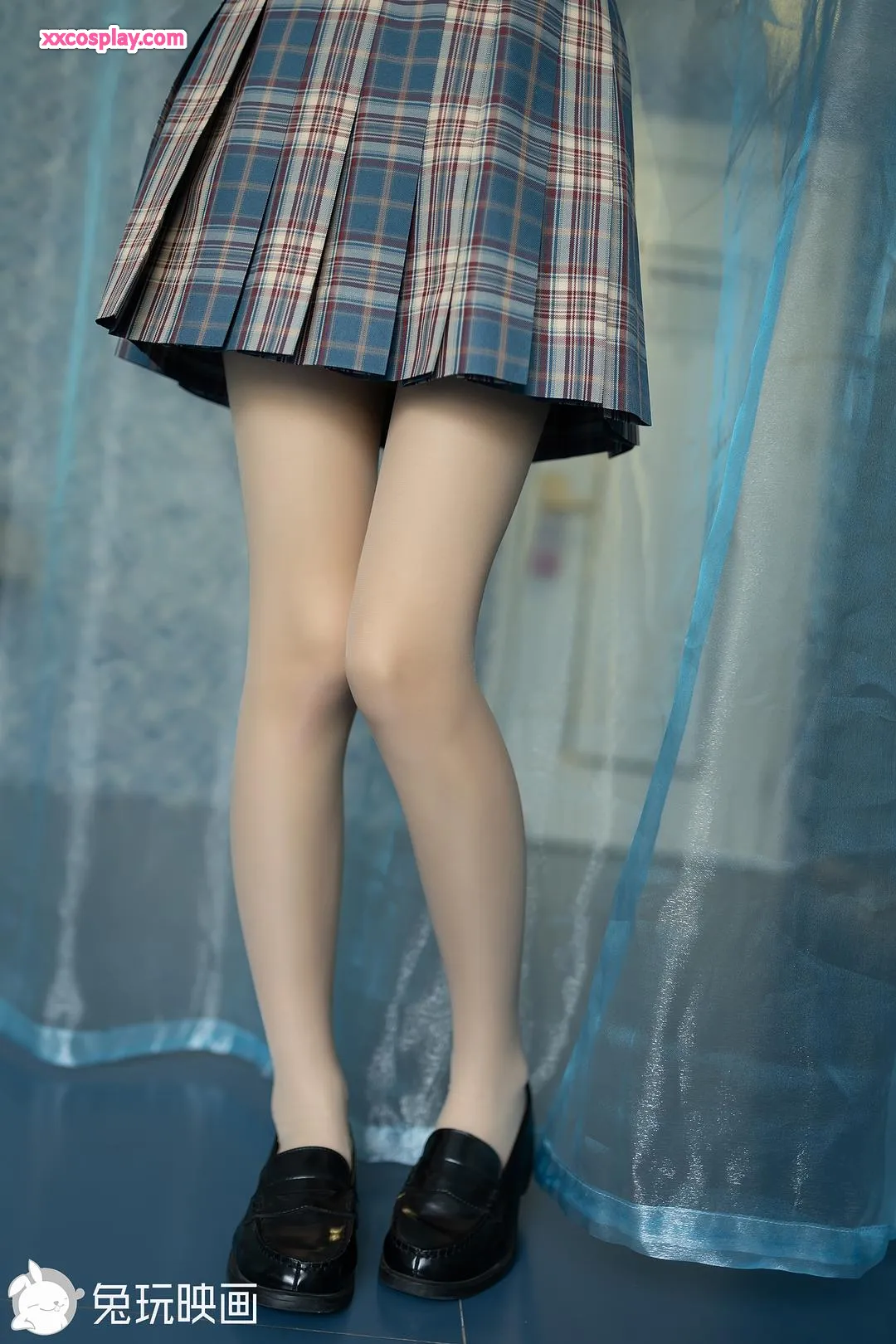 兔玩映画：这腿也太细了！格子校服